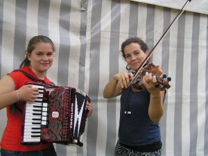 Sie lieben Musik: Milena spielt Akkordeon und Maria Geige.